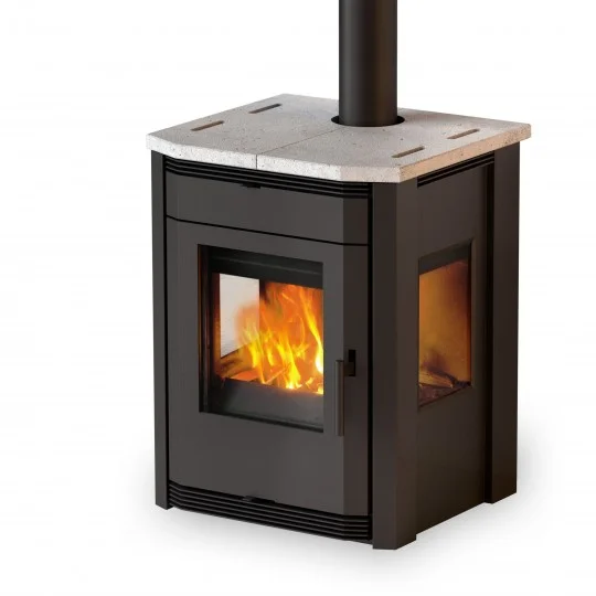 poele-a-bois-mbs-eva-3-faces-1-2.webp MBS Eva – Holzofen mit drei Glasseiten – Bild 1